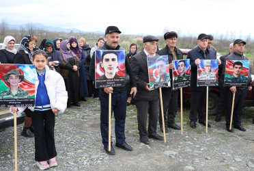 Qəbələ rayon Bum qəsəbəsində Aprel döyüşləri zamanı şəhidlik zirvəsinə yüksəlmiş leytenant Şirinov Sahil Həsrət oğlunun xatirəsi anılıb.