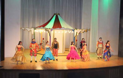 Azərbaycan Dövlət Akademik Rus Dram Teatrı “Волшебная Карусел” musiqili tamaşası ilə uşaqları sevindirmişdir