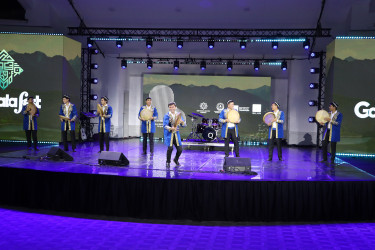 Qəbələ Beynəlxalq Musiqi Festivalında Özbəkistanın rəqs və musiqi qrupları səhnə alıb.