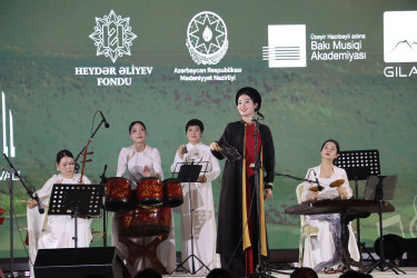XV Qəbələ Beynəlxalq Musiqi Festivalının ikinci günündə Vyetnamın “Bronze drum” ansamblı çıxış edib