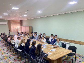 “Uşaqların rəqəmsal mühitdə zərərli məzmun və təsirlərdən qorunması ilə bağlı tədbirlər” mövzusunda ictimai dinləmə keçirilib