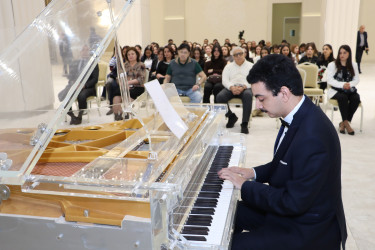 Musiqi ilə aşılan sərhədlər: Qəbələdə autizmli pianoçunun konserti olub