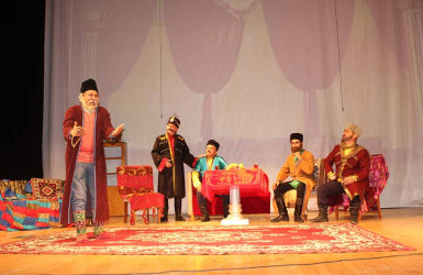 Xalq teatrı "Dağılan tifaq" tamaşasını təqdim etmişdir