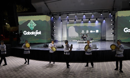 Qəbələ Beynəlxalq Musiqi Festivalında Özbəkistanın rəqs və musiqi qrupları səhnə alıb.