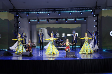 Qəbələ Beynəlxalq Musiqi Festivalında Özbəkistanın rəqs və musiqi qrupları səhnə alıb.