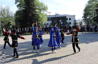 Qəbələdə Ulu Öndər Heydər Əliyevin anadan olmasının 103  illiyinə həsr edilmiş rəsm sərgisi və konsert proqramı təşkil edilmişdir.