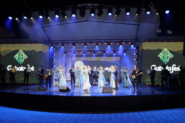 Qəbələ Beynəlxalq Musiqi Festivalında Özbəkistanın rəqs və musiqi qrupları səhnə alıb.