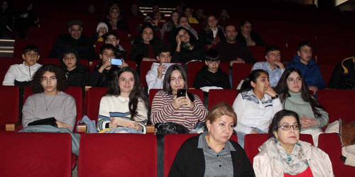 Xalq teatrı "Dağılan tifaq" tamaşasını təqdim etmişdir