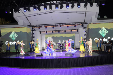Qəbələ Beynəlxalq Musiqi Festivalında Özbəkistanın rəqs və musiqi qrupları səhnə alıb.
