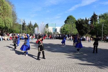 Qəbələdə Ulu Öndər Heydər Əliyevin anadan olmasının 103  illiyinə həsr edilmiş rəsm sərgisi və konsert proqramı təşkil edilmişdir.