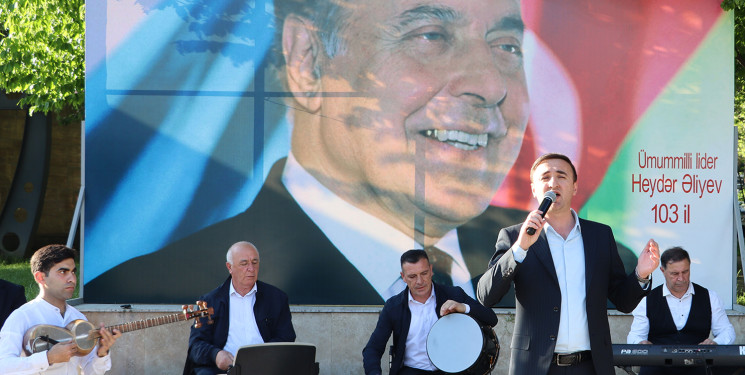Qəbələdə Ulu Öndər Heydər Əliyevin anadan olmasının 103  illiyinə həsr edilmiş rəsm sərgisi və konsert proqramı təşkil edilmişdir.