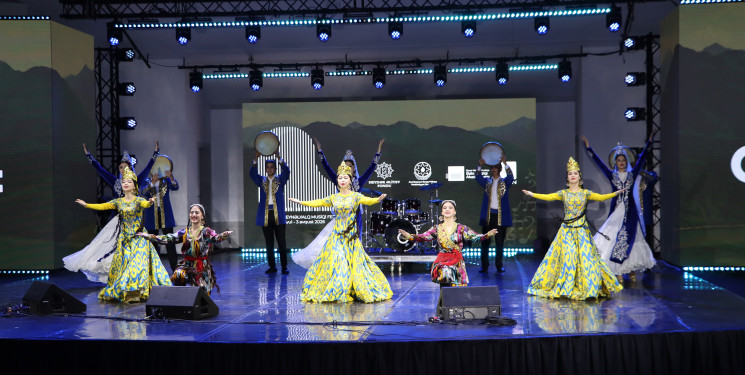 Qəbələ Beynəlxalq Musiqi Festivalında Özbəkistanın rəqs və musiqi qrupları səhnə alıb.
