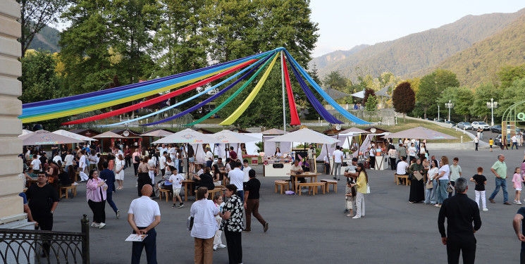 “GabalaFest” çərçivəsində təşkil olunan sənətkarlıq və istehsal məhsulları yarmarkası festivalın son günündə də öz işini uğurla davam etdirib.
