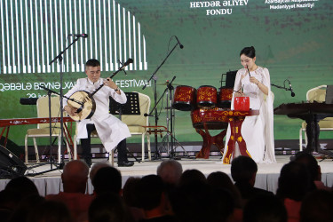 XV Qəbələ Beynəlxalq Musiqi Festivalının ikinci günündə Vyetnamın “Bronze drum” ansamblı çıxış edib