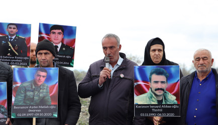 Qəbələ rayon Bum qəsəbəsində Aprel döyüşləri zamanı şəhidlik zirvəsinə yüksəlmiş leytenant Şirinov Sahil Həsrət oğlunun xatirəsi anılıb.